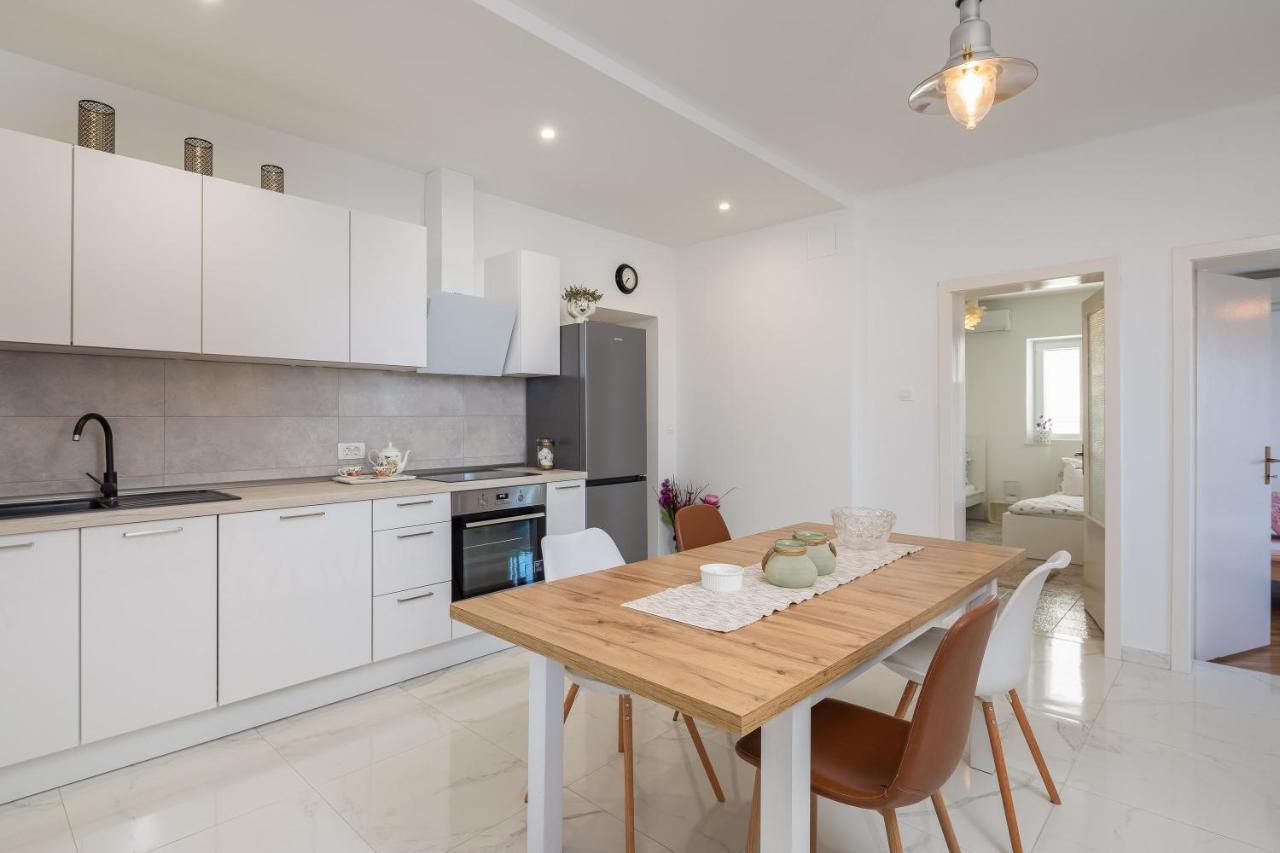 Blue Lagoon Beach Apartments Dugi Rat Ngoại thất bức ảnh