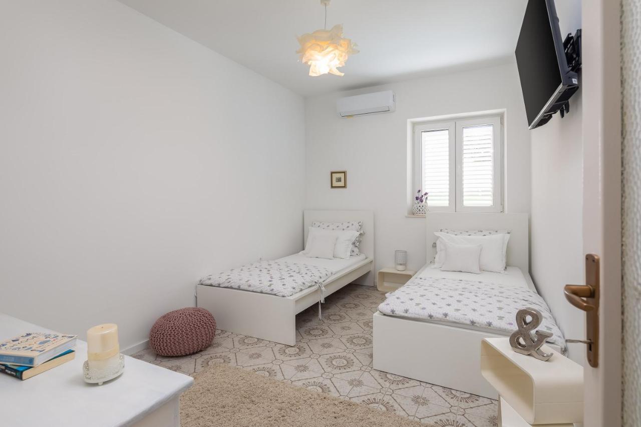 Blue Lagoon Beach Apartments Dugi Rat Ngoại thất bức ảnh